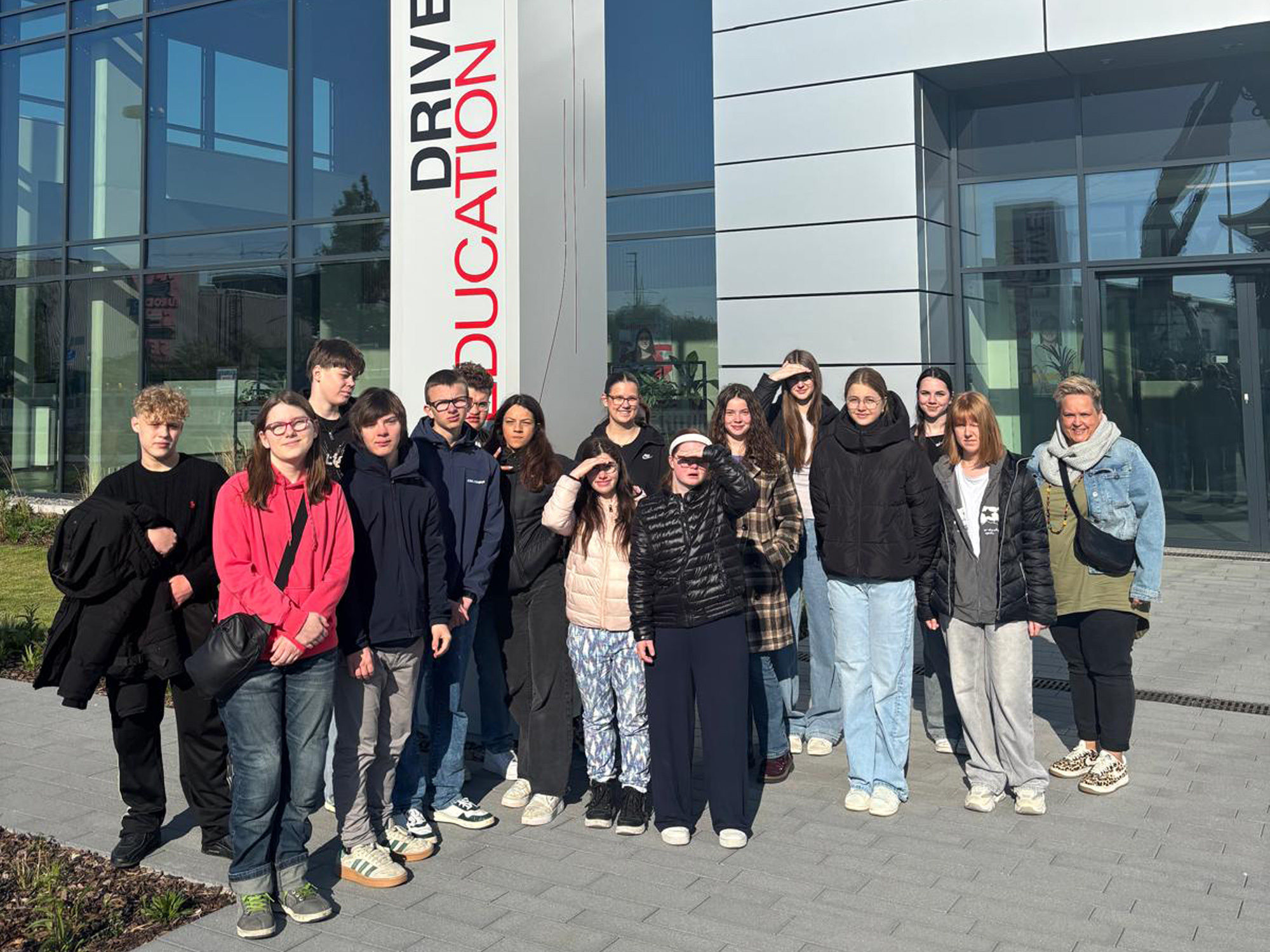 Besuch der Lerngruppe 10b im Ausbildungszentrum der SEW-EURODRIVE – Vorschau der Nachricht