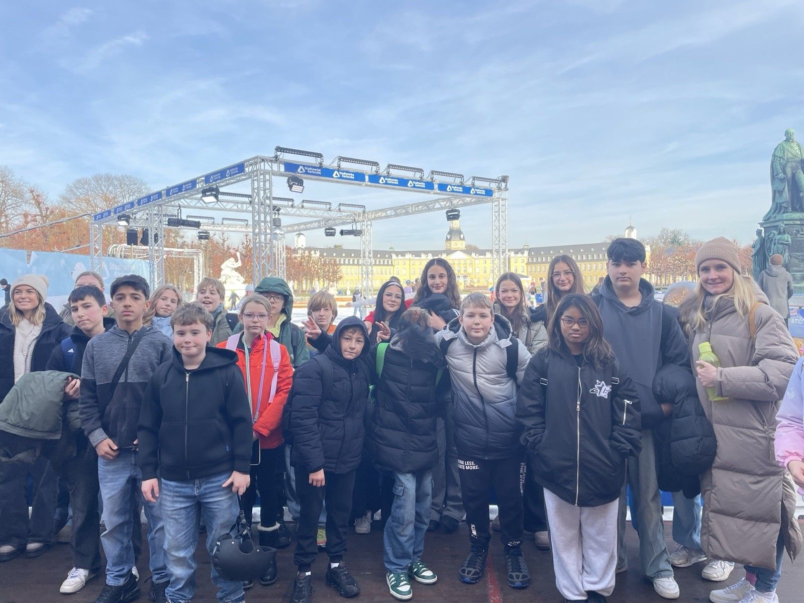 Schlittschuhlaufen und Weihnachtsmarkt stärkt die Klassengemeinschaft der 7b – Bild zum Artikel